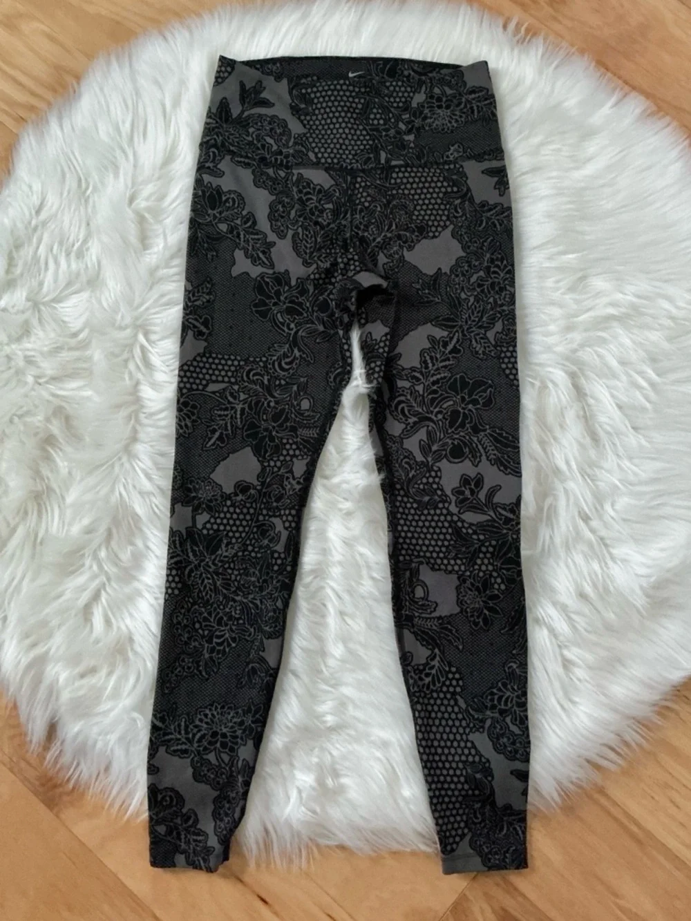Nike Dri Fit High Rise Floral Lace Print Leggings Size Medium - Picture 2 of 4